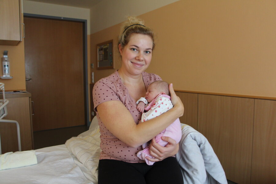 Leni ist das 444. Baby des Jahres - Susanne Leder aus Frankenberg mit ihrer kleinen Tochter Leni Anneliese.
