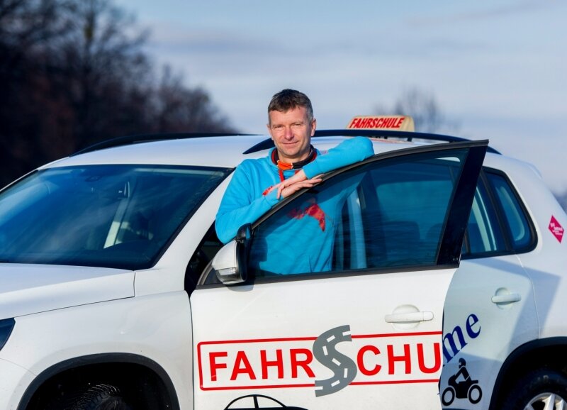 Einsteigen bitte: Fahrlehrer Torsten Böhme aus Dresden lotst seine Schüler durch den Straßenverkehr.