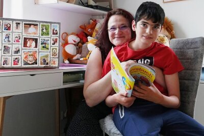 Leonard aus Lichtentanne hat eine seltene Genmutation - Schulhelfer mit Herz gesucht - Susan Pilz mit ihrem Sohn Leonard, der eine Einzelfallhilfe für den Schulbesuch braucht. 