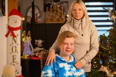 Leons Hirntumore sind nicht weiter gewachsen - Der krebskranke Leon feierte mit seiner Mutter Romy Kühnert in Chemnitz Weihnachten. 