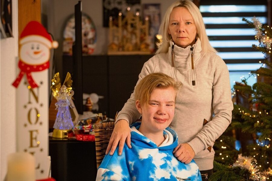 Leons Hirntumore sind nicht weiter gewachsen - Der krebskranke Leon feierte mit seiner Mutter Romy Kühnert in Chemnitz Weihnachten. 