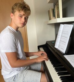 Lernen daheim ist Normalität geworden - Steven Gläser aus Chemnitz hat das Klavierspielen für sich entdeckt. Allerdings hat er keinen Lehrer beziehungsweise bekommt Klavierunterricht, er bringt es sich selbst bei. Das sei im Moment sein liebster Zeitvertreib, sagt der 13-Jährige. Die kleinen Aufnahmen entstand kurz nach Beginn des 5. Schuljahres, sie wird die Beitragsreihe begleiten.