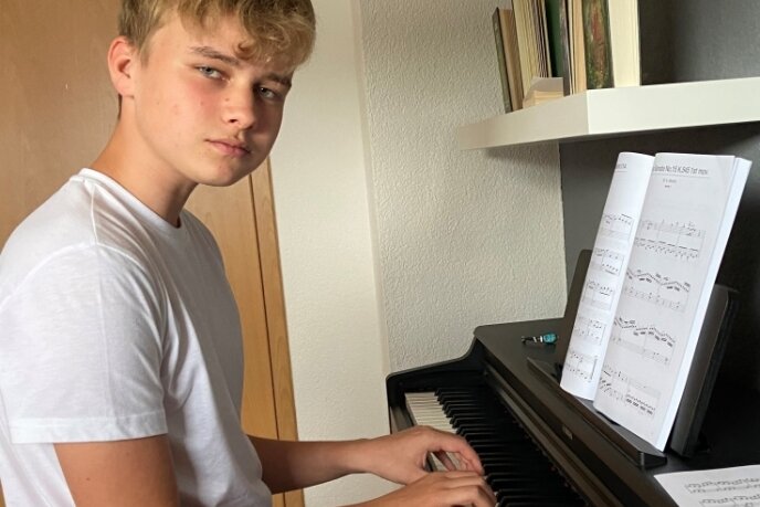 Steven Gläser aus Chemnitz hat das Klavierspielen für sich entdeckt. Allerdings hat er keinen Lehrer beziehungsweise bekommt Klavierunterricht, er bringt es sich selbst bei. Das sei im Moment sein liebster Zeitvertreib, sagt der 13-Jährige. Die kleinen Aufnahmen entstand kurz nach Beginn des 5. Schuljahres, sie wird die Beitragsreihe begleiten.