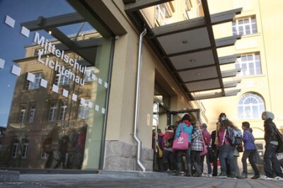 Nach einem Fußmarsch erreichten gestern die ersten Schüler der sechsten Klasse das neue Schulgebäude in der ehemaligen Fabrik an der Bahnhofstraße in Oberlichtenau.