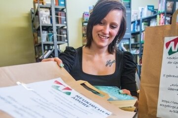 Lese-Überraschung aus der Tüte - Neukirchens Bibliotheks-Chefin Anne Rombach packt 50 Bücher-Überraschungstüten. 