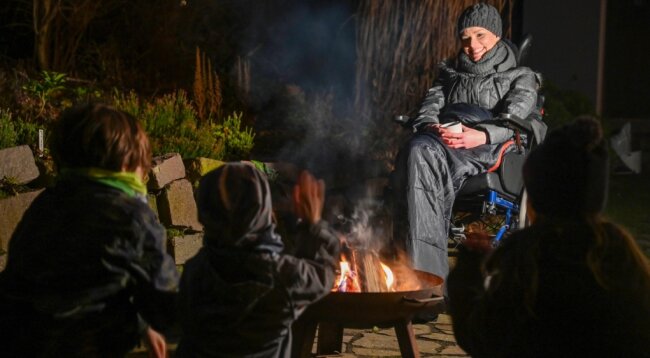 Mit den drei Kindern lebt Anne Philipp in Grüna. Beim Feuer im Garten fühlt sich die Familie wohl.