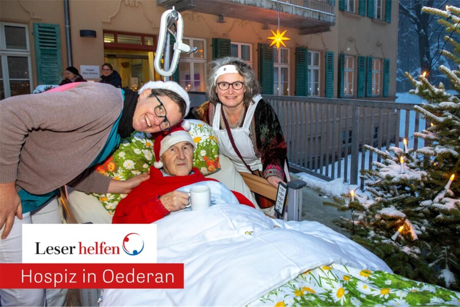 „Leser helfen“-Aktion für das Hospiz in Oederan: Im Pflegebett auf den Weihnachtsmarkt - Wolfgang Auerswald ließ sich im Bett vor die Tür des Oederaner Hospizes fahren, um beim Weihnachtsmarkt dabei zu sein. Mit im Bild Sozialarbeiterin Kerstin Pönisch.
