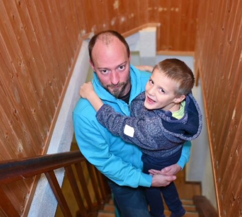 Ein Leichtgewicht ist Janek mit seinen sechs Jahren schon lange nicht mehr. Dennoch trägt ihn sein Vater André regelmäßig die Treppe hoch, weil dort oben sein Zimmer ist. Der Papa tut es gern für sein Kind. Doch mit jedem Kilo mehr wird es für ihn anstrengender.
