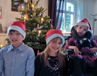 "Leser helfen"-Aktion: Wie Lilly und Deborah aus dem Erzgebirge Weihnachten feiern - Für Aaron, Rahel und Deborah (v.l.) verläuft Weihnachten anders als geplant. Aber das Wichtigste: Sie werden als Familie zusammen sein.