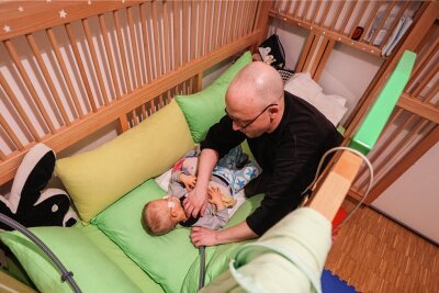 "Leser helfen": Ben aus Chemnitz und die kleinen anstrengenden Fortschritte - Thomas Stiewe bringt Ben ins Bett. Seit einer Lungenentzündung im vergangenen Jahr muss der Junge nachts beatmet werden. 