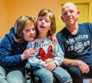 "Leser helfen": "Die Mutti kann ich ihnen nicht ersetzen" - Lilli (links) und Lina mit ihrem Papa Mirko Heinz. Trotz vieler Sorgen sind die drei voller Zuversicht. 