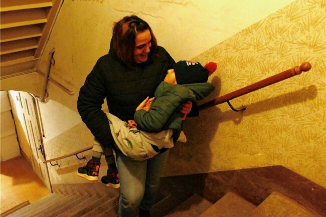 "Leser helfen": Ein Alltag voller Sorge und Liebe - Nach einem Ausflug trägt Gabriela Dolge ihren Sohn die Treppen zur Wohnung hinauf. 