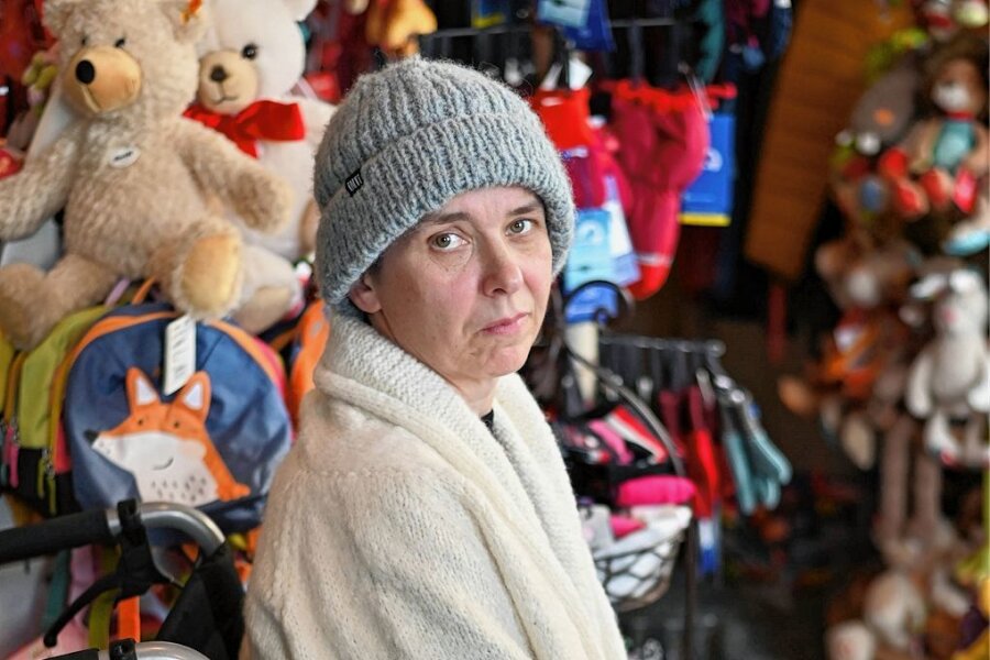 "Leser helfen": Eine Rochlitzerin sitzt nach einem Schlaganfall im Rollstuhl in ihrem Spielzeugladen - Aktion Leser Helfen: Saron Pietzka, hier in ihrem Kinderladen in Rochlitz, sitzt nach einem Schlaganfall im Rollstuhl, ist auf Hilfe angewiesen.