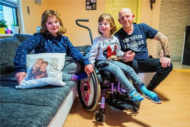 "Leser helfen": Erzgebirger haben großes Herz für kleine Kämpfer - Mirko Heinz aus Hundshübel mit seinen beiden Töchtern Lilli (l.) und Lina. Die Siebenjährige ist seit Geburt rechtsseitig gelähmt und somit auf den Rollstuhl angewiesen. 