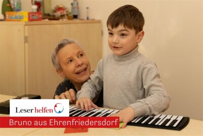 „Leser helfen“ im Erzgebirge: Wo ein kleiner Junge auf der Suche nach seiner Sprache ist - Musik ist eines der vielen Hilfsmittel, mit denen Logopädin Dagmar Lux arbeitet, um bei Bruno die Sprachentwicklung zu fördern. Und der Fünfjährige ist mit Begeisterung bei der Sache.