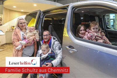 „Leser helfen“ in Chemnitz: Wie ein neues Auto den Alltag einer ganzen Familie verändern wird - Familie Schultz und ihr neues Auto: Denise Schultz mit Baby Charlotte, Christian und Oskar sowie Mia mit Annie auf dem Schoß.