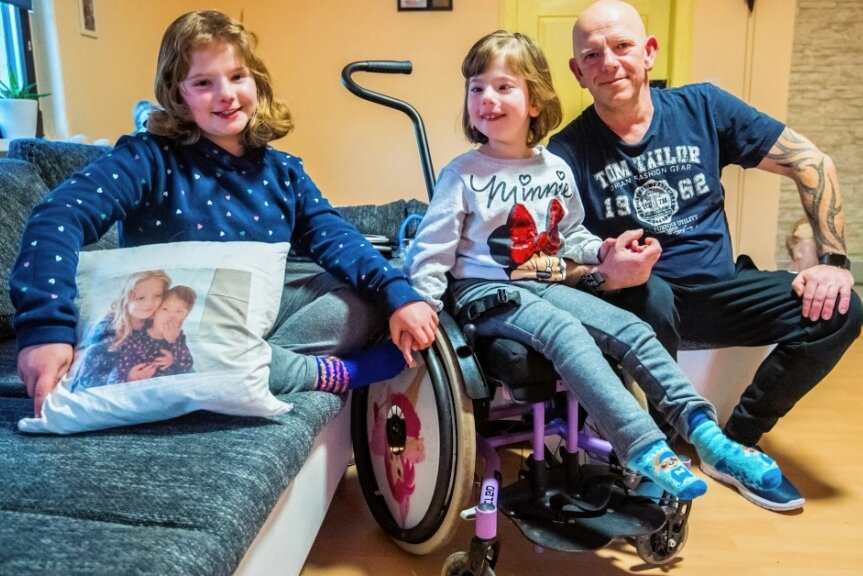"Leser helfen": Manchmal schlägt das Schicksal heftig zu - Mirko Heinz aus Hundshübel mit seinen beiden Töchtern Lilli (l.) und Lina. Die Siebenjährige ist seit ihrer Geburt rechtsseitig gelähmt und somit auf den Rollstuhl angewiesen. 