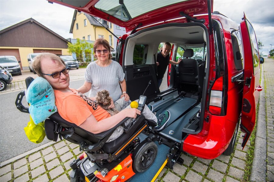 Leser helfen: Neues behindertengerechtes Auto für Erzgebirger kommt im richtigen Moment - Ramona und René Meier freuen sich riesig über ihr neues Auto und haben mit Leipzig bereits ein erstes konkretes Ziel angesteuert.