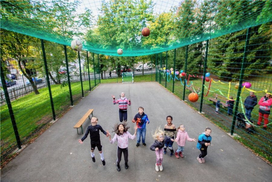 Leser helfen: Plauener Kinder freuen sich über Ball-Spielplatz - Dank Spendengeld können die Bälle im Plauener Awo Kinder- und Jugendhaus nun wieder hoch fliegen. 