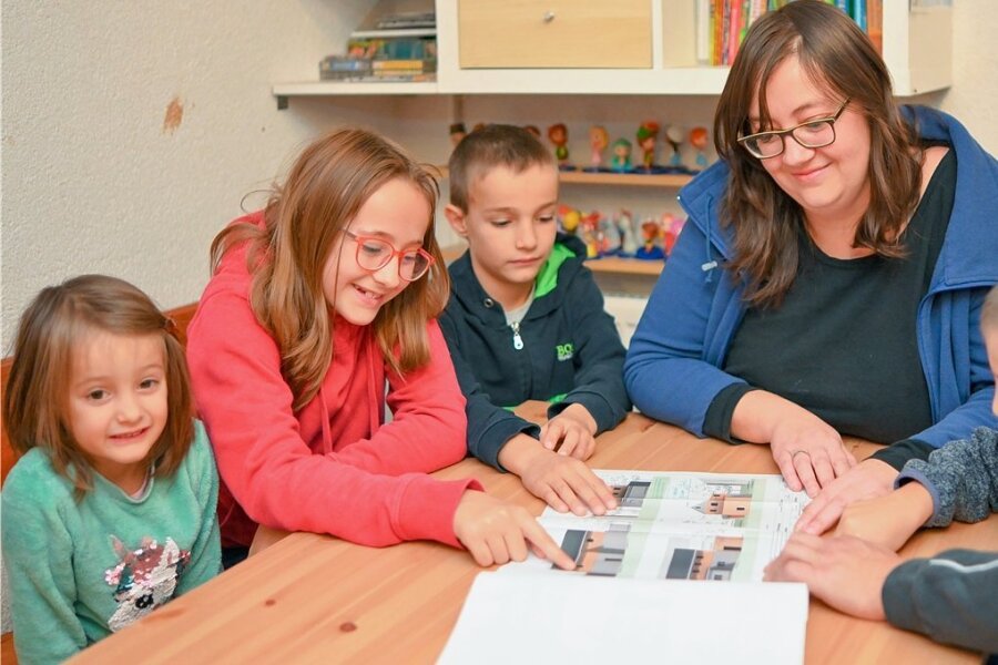 "Leser helfen": Therapien bereiten Janek aus Brockau auf den Schulbesuch vor - Janek Schaller (rechts) mit seiner Mama Stefanie Schaller und seinen Geschwistern.