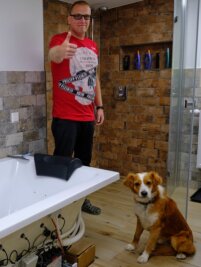 Leser helfen Unfallopfer bei Finanzierung von Badumbau - Philipp Birninger freut sich über sein neues Bad, in dem nur noch die Wannenverkleidung fehlt. Der Umbau war durch Spendengeld aus der Aktion "Leser helfen" möglich. 