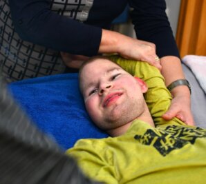 "Leser helfen": Wenn Lucas die Zähne zusammenbeißt - Lucas zeigt zur Therapie trotz aller Anstrengungen immer vollen Einsatz und oft auch ein Lächeln. 
