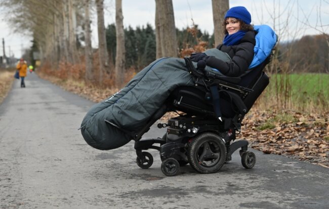 Leser sammeln für schwerkranke Chemnitzer Ärztin: "Innerhalb von Stunden konnte ich mich nicht mehr bewegen" - Anne Philipp genießt die Möglichkeit, trotz Rollstuhl Ausflüge unternehmen zu können. 