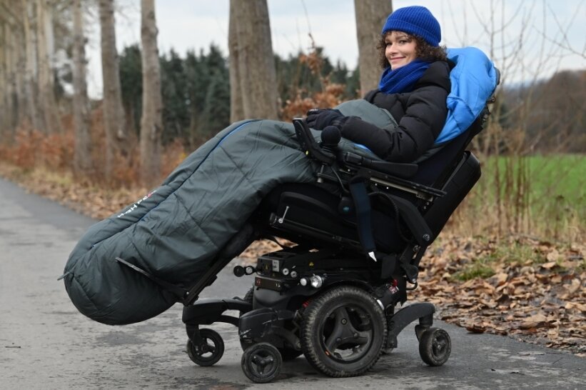 Leser sammeln für schwerkranke Chemnitzer Ärztin: "Innerhalb von Stunden konnte ich mich nicht mehr bewegen" - Anne Philipp genießt die Möglichkeit, trotz Rollstuhl Ausflüge unternehmen zu können. 