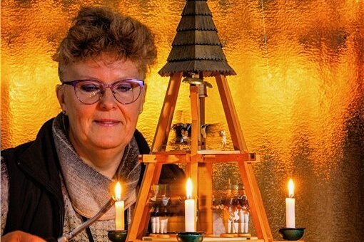 Leser zeigen ihre schönsten Pyramiden - Leserin Heike Zeh mit einem inzwischen generalüberholten Erbstück aus DDR-Zeiten. 