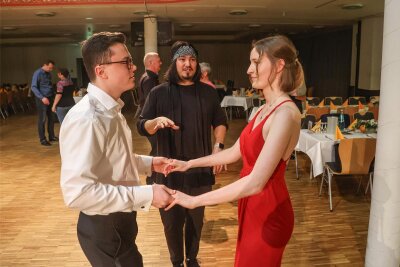 „Let‘s Dance“: Diese Profitänzer feiern in Limbach-Oberfrohna ihre Rückkehr aufs Tanzparkett - Eric Reißig (links) und Clarissa Steiner (rechts) nutzten am Samstag die Gelegenheit, von Profitänzer Erich Klann zu lernen.
