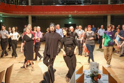 „Let‘s Dance“: Diese Profitänzer feiern in Limbach-Oberfrohna ihre Rückkehr aufs Tanzparkett - 50 Tanzbegeisterte nahmen an dem Workshop mit Erich Klann und Oana Nechiti in der Limbacher Stadthalle teil.