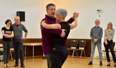 "Let's Dance"-Juror Joachim Llambi gibt Tanzpaaren in Limbach-Oberfrohna Tipps - Joachim Llambi demonstrierte gemeinsam mit Tanzpartnerin Sindy Hohmann den Paaren, was sie noch verbessern können. 