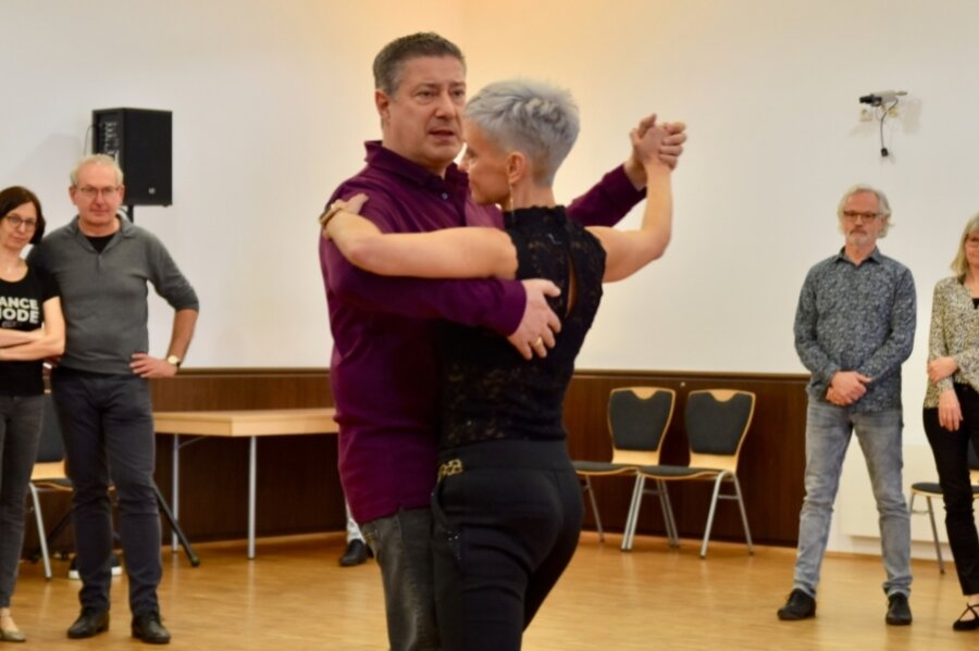 "Let's Dance"-Juror Joachim Llambi gibt Tanzpaaren in Limbach-Oberfrohna Tipps - Joachim Llambi demonstrierte gemeinsam mit Tanzpartnerin Sindy Hohmann den Paaren, was sie noch verbessern können. 