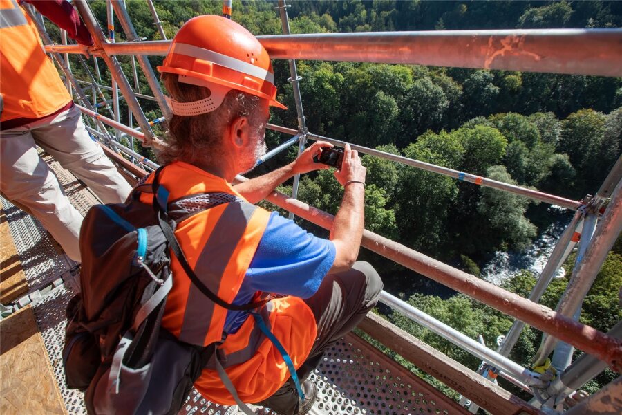 Letzte Chance an der XXL-Baustelle Elstertalbrücke im Vogtland: Bahn lädt zur Tour in 60 Metern Höhe - Nervenkitzel für Mutige: Vom Gerüst der Elstertalbrücke bietet sich ein Blick ins wunderschöne Elstertal.