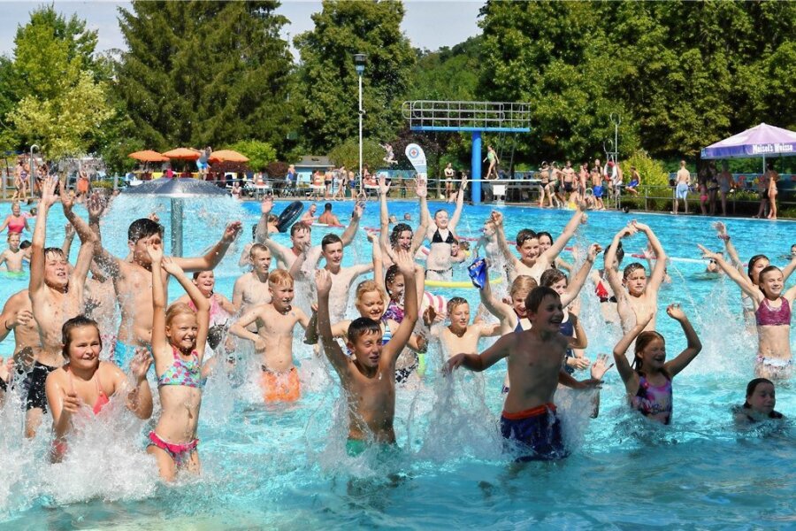 Rund 25.000 Gäste wurden 2022 im Rochlitzer Bad begrüßt, darunter Teilnehmer des Feriencamps des VfA "Rochlitzer Berg". Noch mindestens bis 11. September soll das Bad geöffnet bleiben.