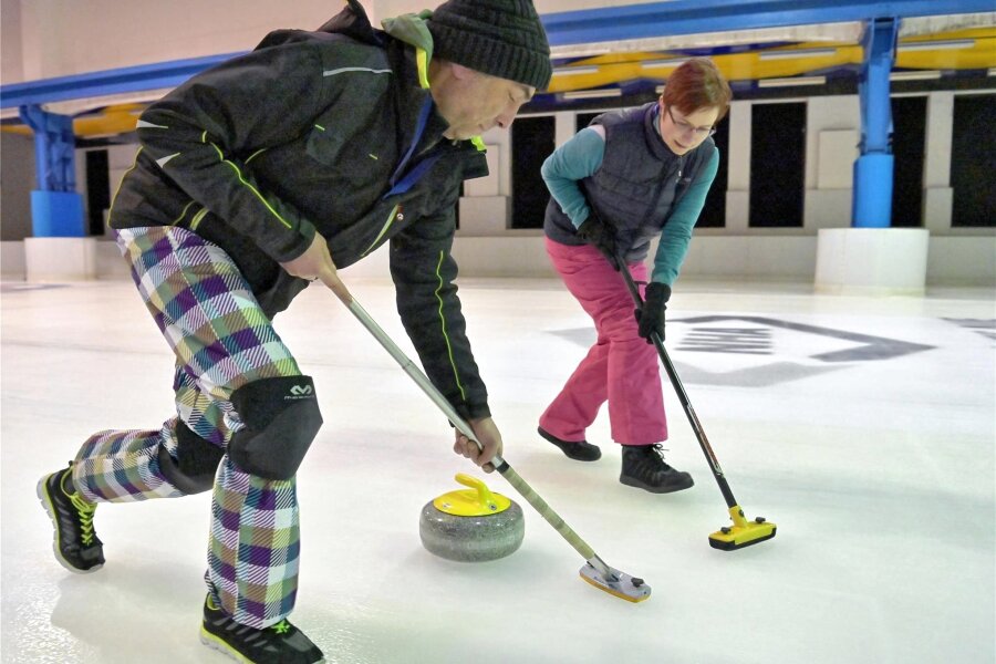 Letzte Chance auf Schlittschuhlaufen im Icehouse Aue: „Wir schließen eine Supersaison ab“ - Zum ersten Mal fand im Icehouse ein Curling-Cup statt, mit dabei Florian Panhans (l.) und Sabine Wittmann.