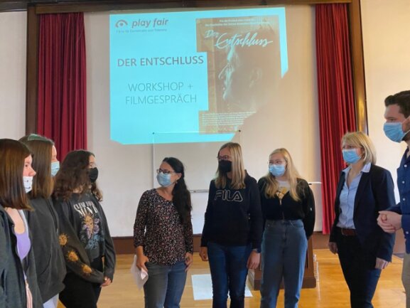 Letzte DDR-Flucht: Filmpremiere sorgt bei Netzschkauern Schülern für Gänsehaut - Nach der Premiere. Filmemacherin Nancy Brandt mit Netzschkauer Schülerinnen. 