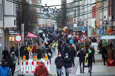 Letzte Einkaufstage zwischen Freude und Frust - Die Freiberger Altstadt war zum letzten verkaufsoffenen Tag in diesem Jahr gut besucht.