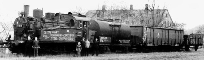 Letzte Fahrt nach 105 Jahren - Vor dem Gasthaus "Zur Lokomotive" stellten sich das Lokpersonal und einige Fans dem Fotografen. Anlass war die letzte Fahrt eines Zuges mit einer Lokomotive der Reihe BR 89 auf dem Industriegleis Reinsdorf am 31. Oktober 1965.