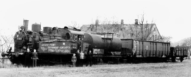 Letzte Fahrt nach 105 Jahren - Vor dem Gasthaus "Zur Lokomotive" stellten sich das Lokpersonal und einige Fans dem Fotografen. Anlass war die letzte Fahrt eines Zuges mit einer Lokomotive der Reihe BR 89 auf dem Industriegleis Reinsdorf am 31. Oktober 1965.