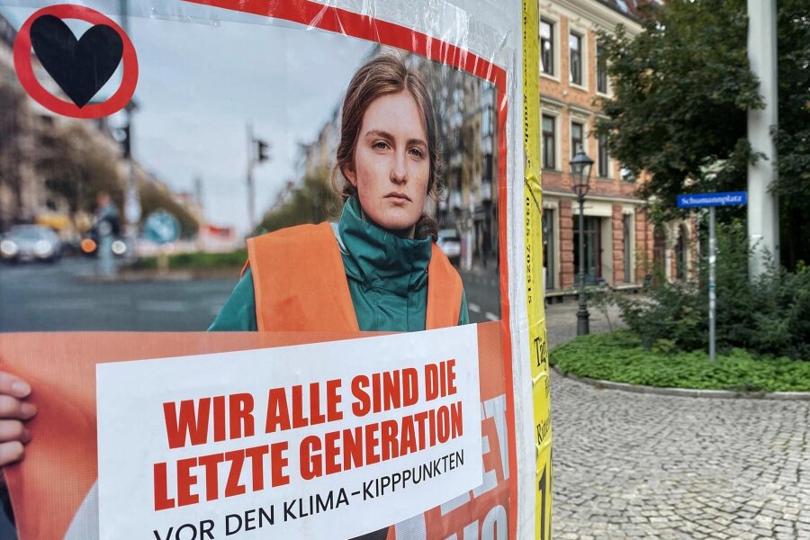 "Letzte Generation" auf Rekrutierungstour in Zwickau - Wann klebt sich der erste auf die Straße? - Die „Letzte Generation“ sucht mit Plakaten und Infoveranstaltungen nach Helfern in Zwickau, so wie hier am Schumannplatz.