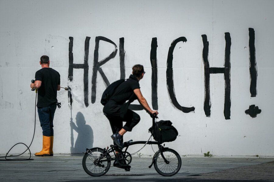 Letzte Generation beschmiert Kanzleramt - Der Schriftzug "Sei Ehrlich!" wird nach der Protestaktion vom Kanzleramt entfernt.