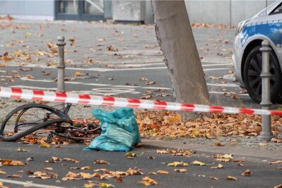 "Letzte Generation": Umstrittene Klimaproteste beschäftigen Bundestag - Das Fahrrad, mit dem eine 44-Jährige in Berlin verunglückt war, lag auch Tage später noch auf der Bundesallee in Berlin. 