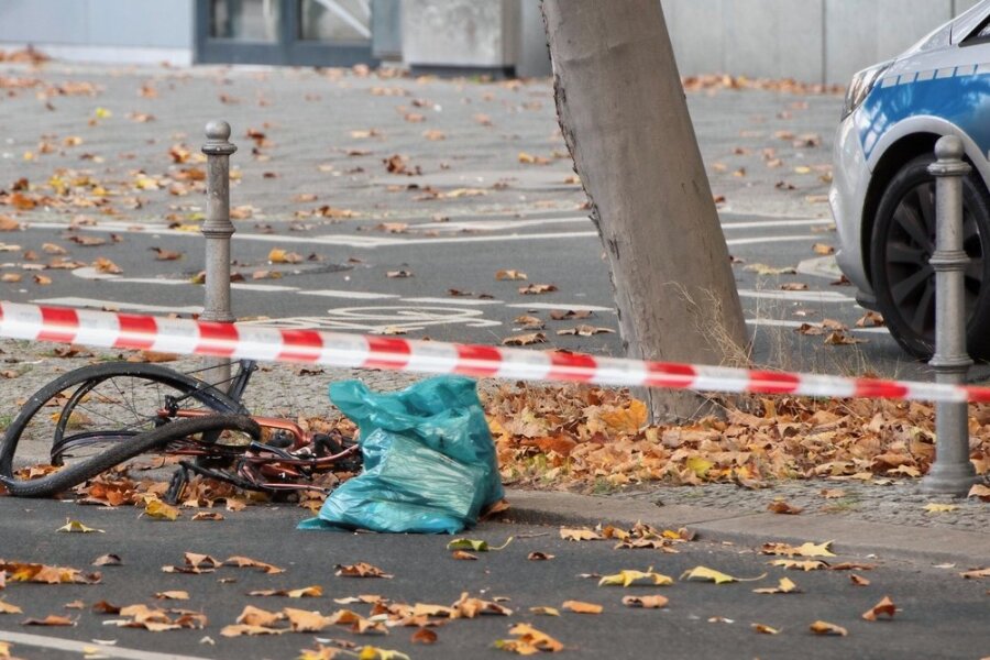 "Letzte Generation": Umstrittene Klimaproteste beschäftigen Bundestag - Das Fahrrad, mit dem eine 44-Jährige in Berlin verunglückt war, lag auch Tage später noch auf der Bundesallee in Berlin. 