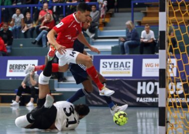 Letzte Hürde vor dem Endspiel - Dem Sieg im Oktober gegen die HSV Panthers - hier mit Gabriel Oliveira (rotes Trikot) im Bild - ließen die Futsal-Spieler von Hot 05 noch zahlreiche weitere folgen. Nur klopfen sie an die Tür zum Finale. 