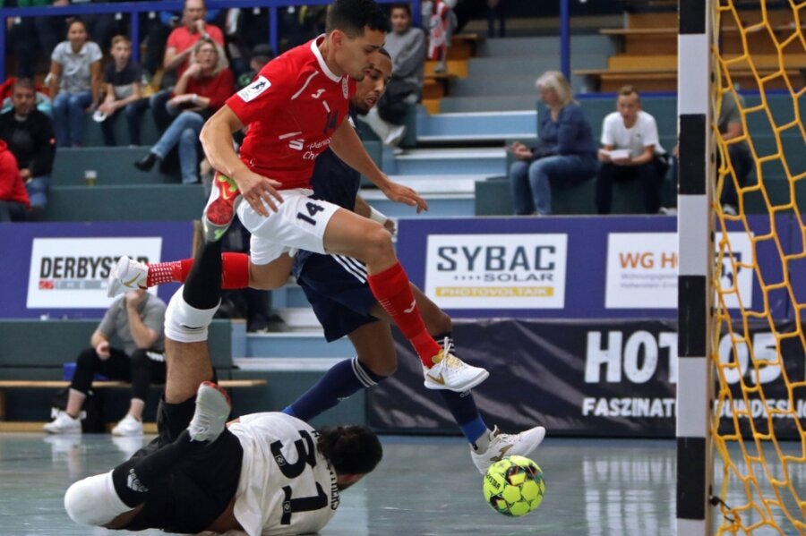 Dem Sieg im Oktober gegen die HSV Panthers - hier mit Gabriel Oliveira (rotes Trikot) im Bild - ließen die Futsal-Spieler von Hot 05 noch zahlreiche weitere folgen. Nur klopfen sie an die Tür zum Finale. 