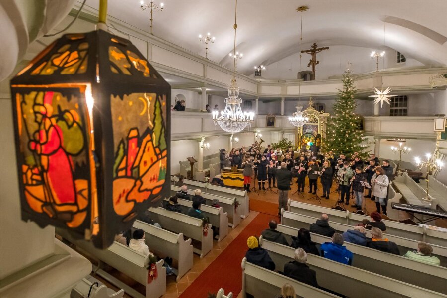 Letzte öffentliche Probe: Musikkorps Olbernhau bedankt sich beim Publikum - Über 30 Minuten lang spielte das Musikkorps in der Kirche weihnachtliche Weisen.