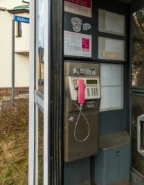 Letzte Telefonzelle in der Stadt verschwindet - Die Telefonzelle am Rathausplatz in Pockau soll abgebaut werden. 
