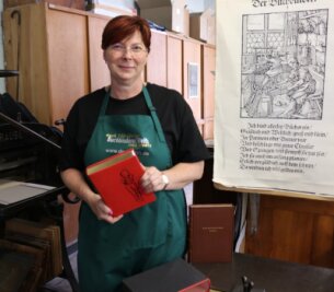 Letzte verbliebene Buchbinderei in Zwickau bildet zurzeit nicht aus - Die Firmenchefin Kathrin Kobarg-Weith in ihrer Werkstatt mit Originalmaschinen aus dem Jahr 1906, die noch heute im Einsatz sind. Vor ihr liegt "Die Buchbinder Fiebel" - das Meisterstück ihres Vaters. Und in ihren Händen hält sie ihr Meisterstück. 