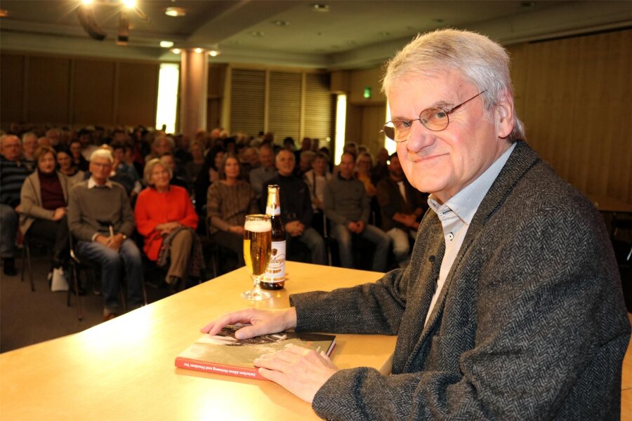 Letzter Auftritt für Bernd-Lutz Lange in Mittweida - Bernd-Lutz Lange bei einer Lesung in Zwickau. Ein Bier gehört für den überzeugten Sachsen einfach dazu.